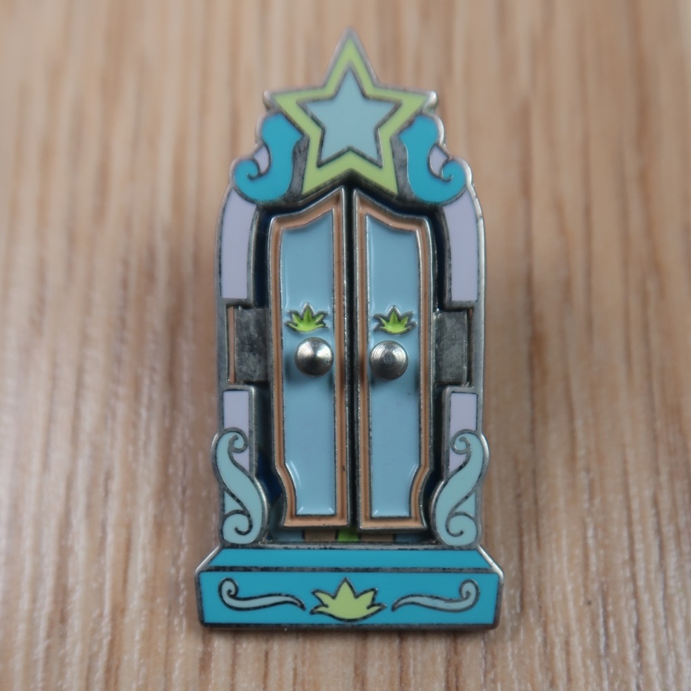 PEEK-a-BOO Tinkerbell Disney Pin!